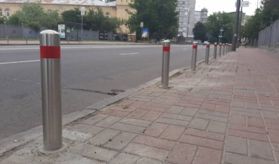 Майже половина антипаркувальних стовпчиків Києва зламана чи вкрадена з початку року