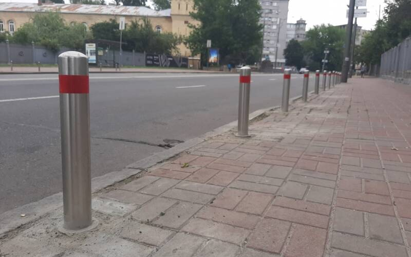Майже половина антипаркувальних стовпчиків Києва зламана чи вкрадена з початку року