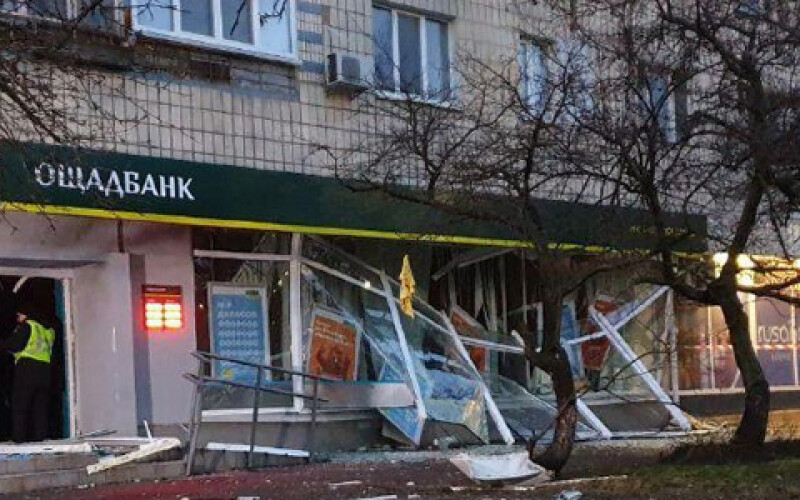 У Києві невідомі підірвали відділення &#8220;Ощадбанку&#8221;, намагаючись вивести з ладу банкомат
