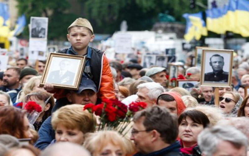 Запрещенная символика на День Победы в Украине: есть задержанные