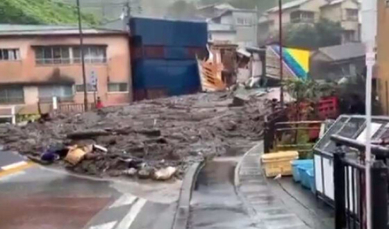 Японські рятувальники знайшли живими 19 осіб в районі зсуву в місті Атамі