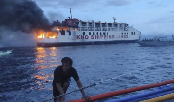 Філіппінський пором, який перевозив 120 пасажирів і членів екіпажу, загорівся в морі