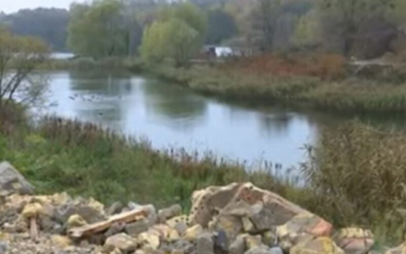 В Киеве Совские пруды завалили строительным мусором