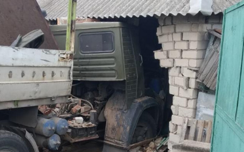 У Харківській області вантажівка протаранила житловий будинок