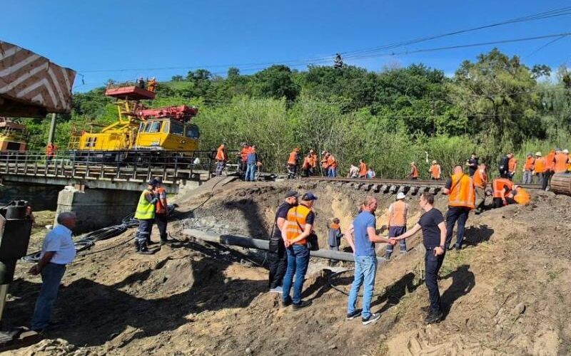 Низка поїздів спізнюється через наслідки атаки на Київ