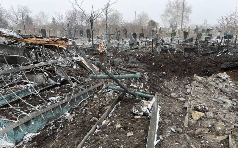 Російські терористичні війська обстріляли ракетами цвинтар на Донеччині