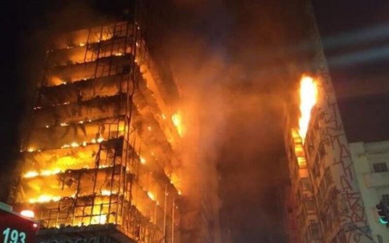 В Сан-Паулу обрушился горящий небоскреб