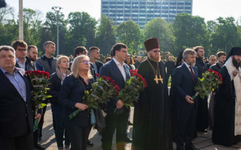 Вадим Новинский вместе с единомышленниками возложили цветы в память о погибших 2 мая 2014 года