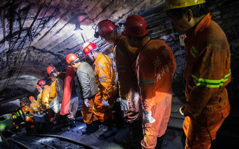 Понад 20 людей застрягли в вугільній шахті Синьцзяна через аварію