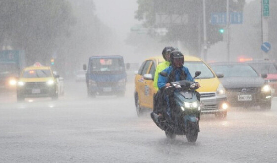На Тайвані через тайфун оголосили штормове попередження