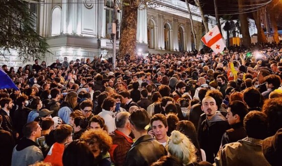 У Грузії зранку тривають протести під парламентом