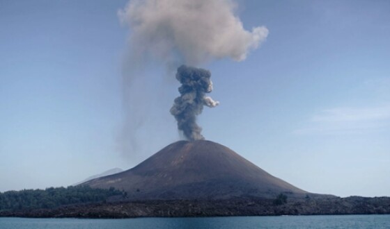 Індонезійський вулкан Анак-Кракатау двічі за добу викинув стовпи попелу