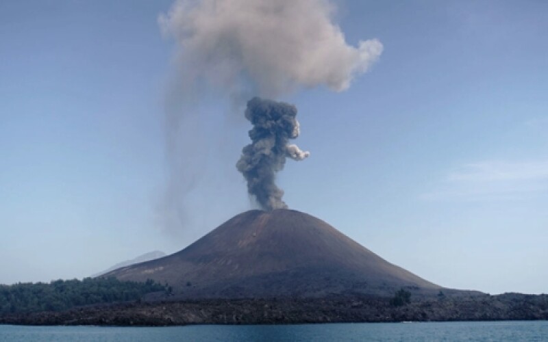 Індонезійський вулкан Анак-Кракатау двічі за добу викинув стовпи попелу