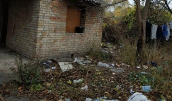 В Киеве горе-мать заставляла детей жить в доме без света и газа