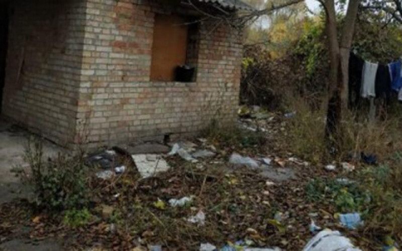 В Киеве горе-мать заставляла детей жить в доме без света и газа