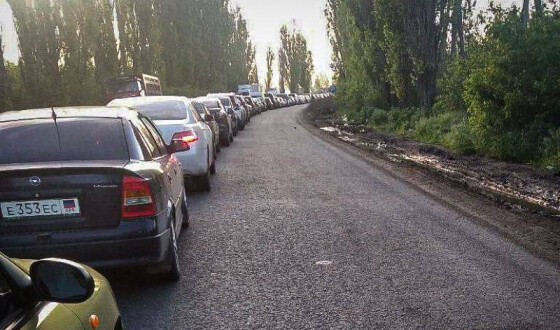 На кордоні Донецької області і РФ утворилася багатокілометрова черга