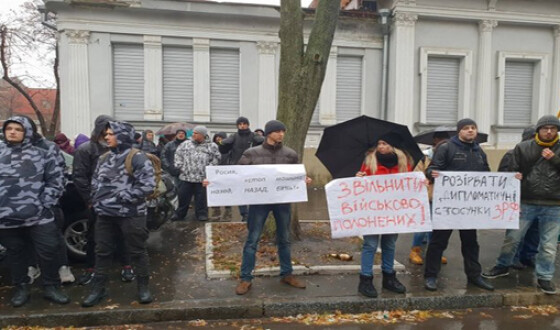 В Харькове активисты забросали файерами консульство России