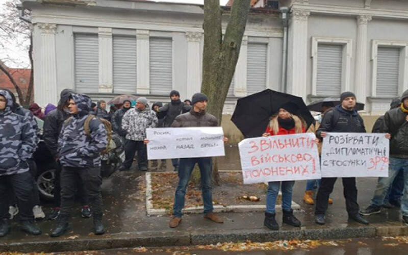 В Харькове активисты забросали файерами консульство России