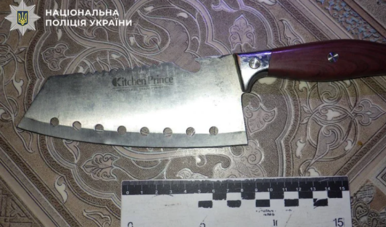 У Києві чоловік отримав ножове поранення, заступившись за дитину, на яку кричав батько