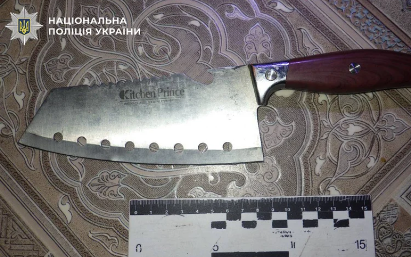 У Києві чоловік отримав ножове поранення, заступившись за дитину, на яку кричав батько
