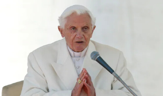 Бенедикт XVI серйозно захворів після повернення з Німеччини