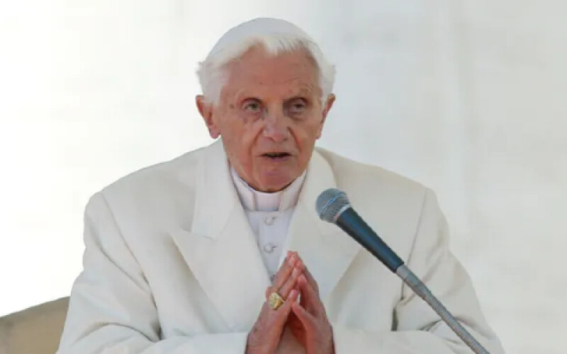 Бенедикт XVI серйозно захворів після повернення з Німеччини