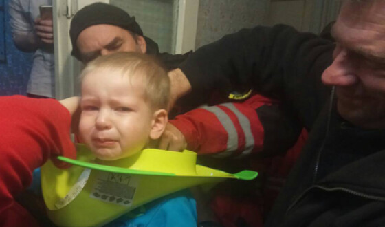 В Киеве малыш попал в туалетную ловушку. Фото