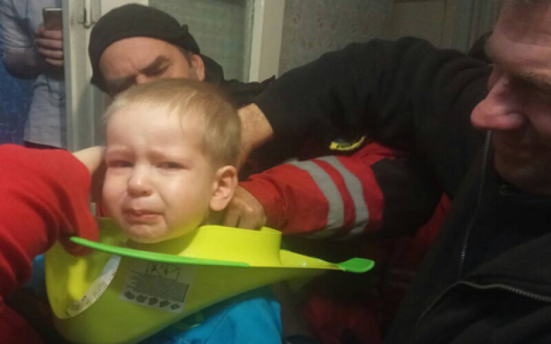 В Киеве малыш попал в туалетную ловушку. Фото