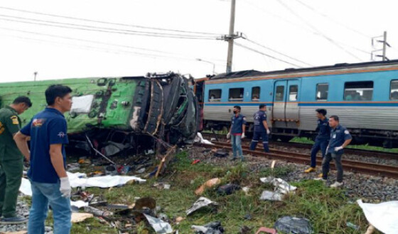 У Таїланді 20 осіб загинули і понад 30 постраждали в ДТП з потягом і автобусом