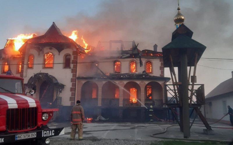 Вночі в Чернівецькій області підпалили храм Іова Почаєвського