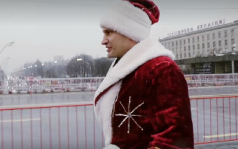 Кличко в костюмі Діда Мороза відкрив рух по Шулявському мосту в Києві