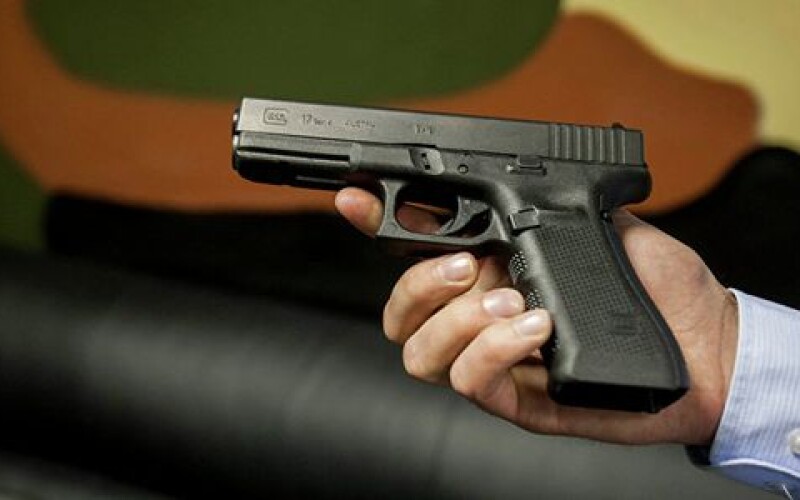 У США пістолет поліцейського самостійно підстрелив затриманого