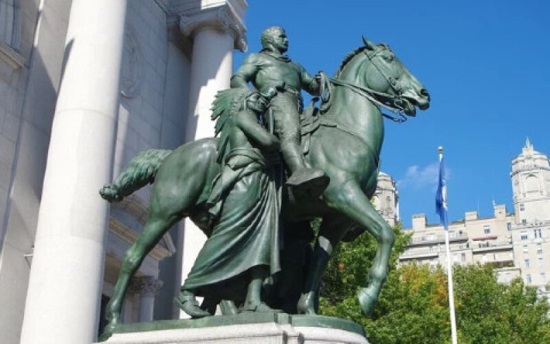 Пам&#8217;ятник Рузвельту з африканцем та індіанцем прибрали у Нью-Йорку