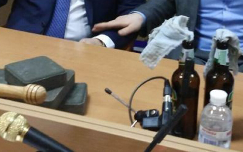 Адвокат Януковича принес в суд «коктейли Молотова». Фото