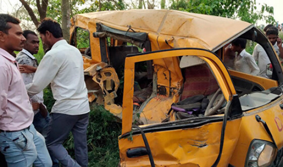 В Индии при столкновении автобуса с поездом погибли 13 школьников
