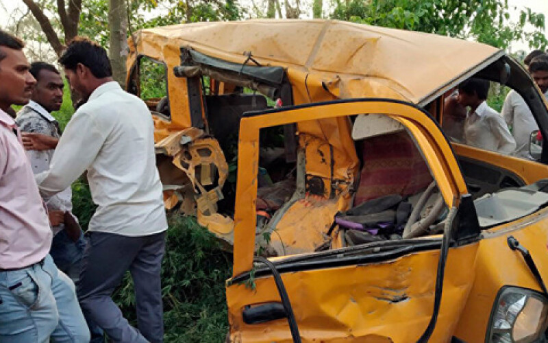 В Индии при столкновении автобуса с поездом погибли 13 школьников