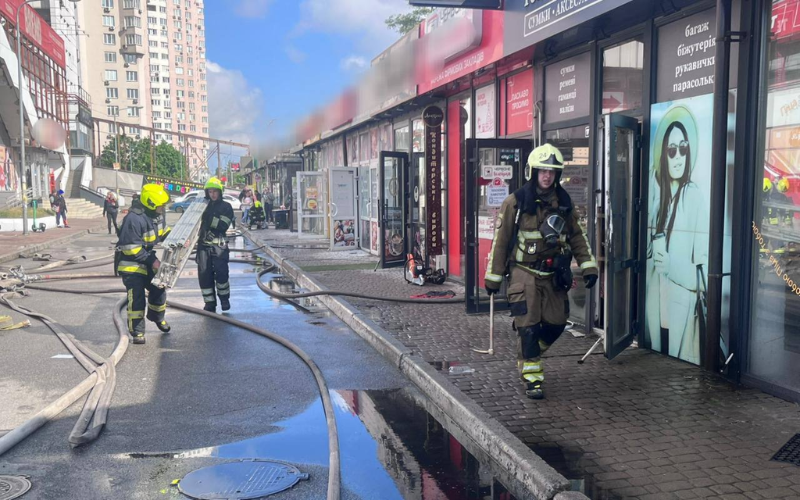 У Києві сталася пожежа на ринку в Дарницькому районі
