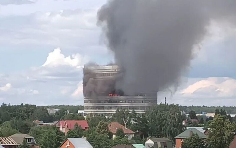 У Підмосков&#8217;ї масштабна пожежа в будівлі науково-дослідного інституту «Платан»