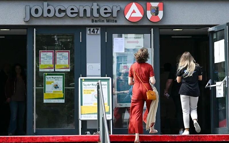 Більшість німців вважають, що соціальні виплати роблять людей ледачими