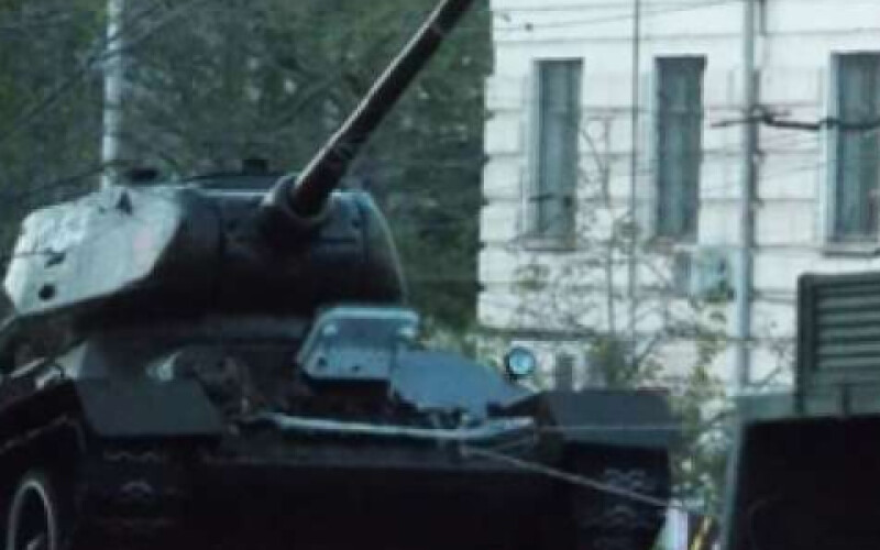 Оккупанты в Крыму готовят военную технику к параду