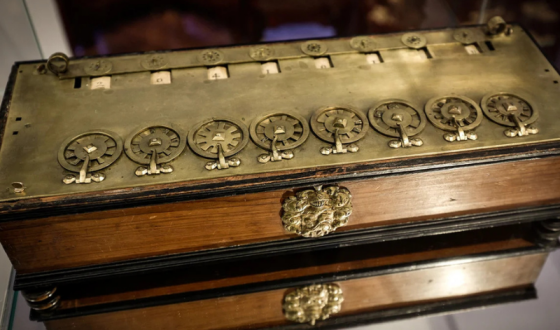 У Франції призупинили продаж першого у світі калькулятора після протестів науковців