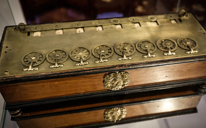 У Франції призупинили продаж першого у світі калькулятора після протестів науковців