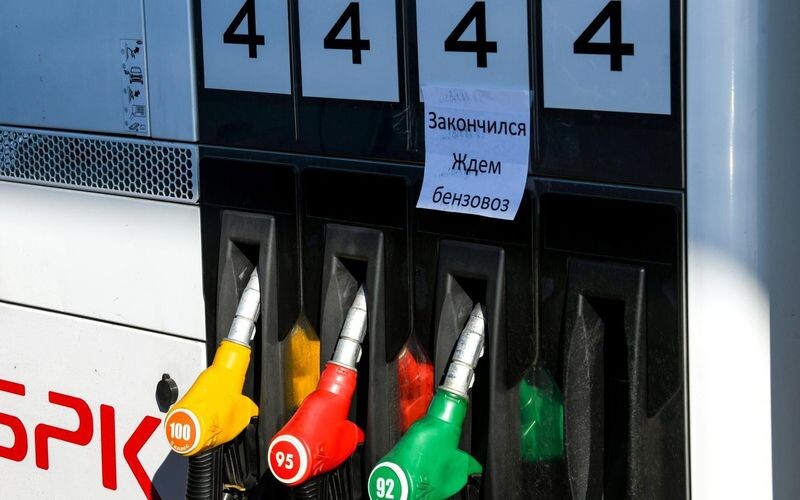 На російських АЗС знову запроваджують ліміти на бензин