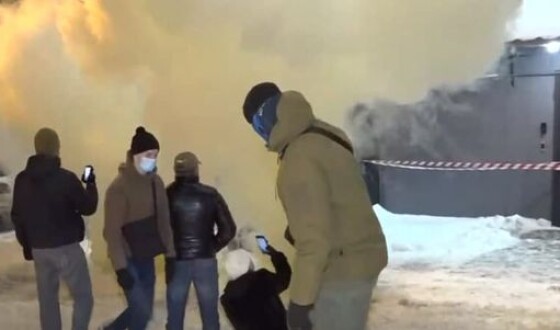 У Києві радикали закидали телеканал &#8220;Наш&#8221; димовими шашками