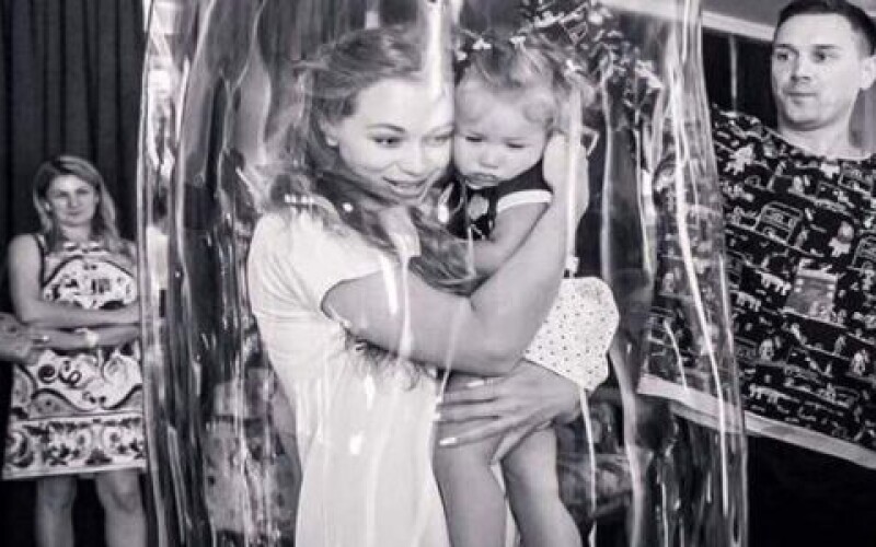 Яна Соломко показала архивное фото с дочерью