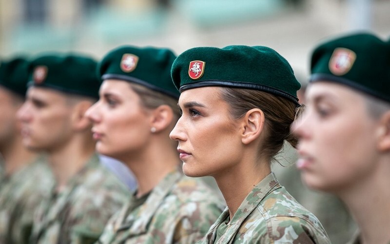 У Литві розглядають можливість обов&#8217;язкового призову жінок на військову службу