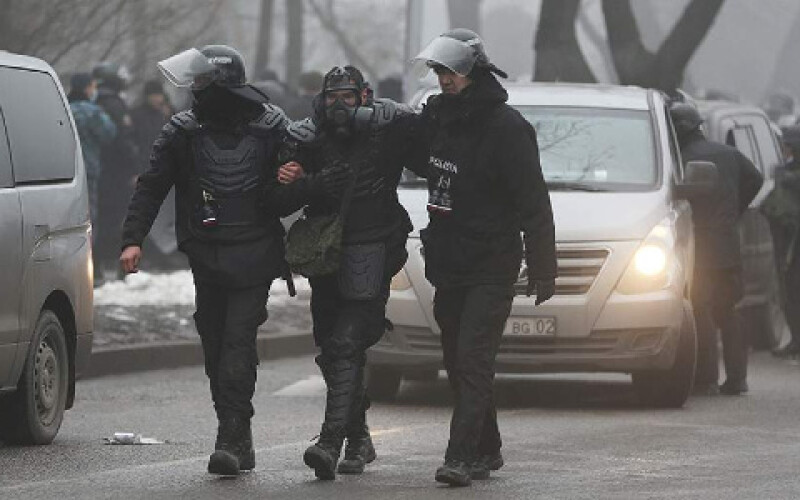 Поліція Казахстану заарештувала понад 790 людей після масових заворушень