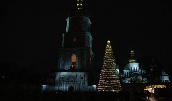 У Києві та Львові запалили святкові ялинки