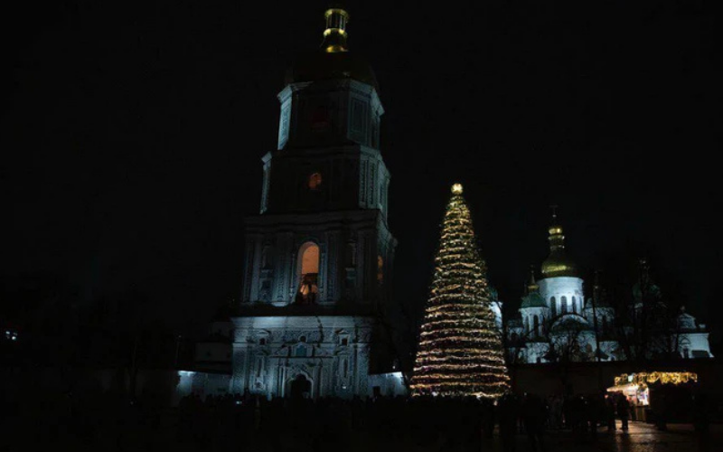 У Києві та Львові запалили святкові ялинки
