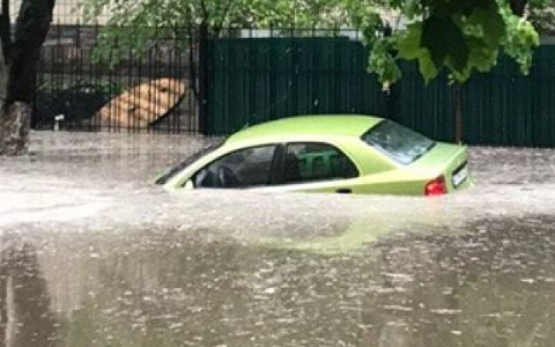 Мощный ливень затопил Киев. Видео